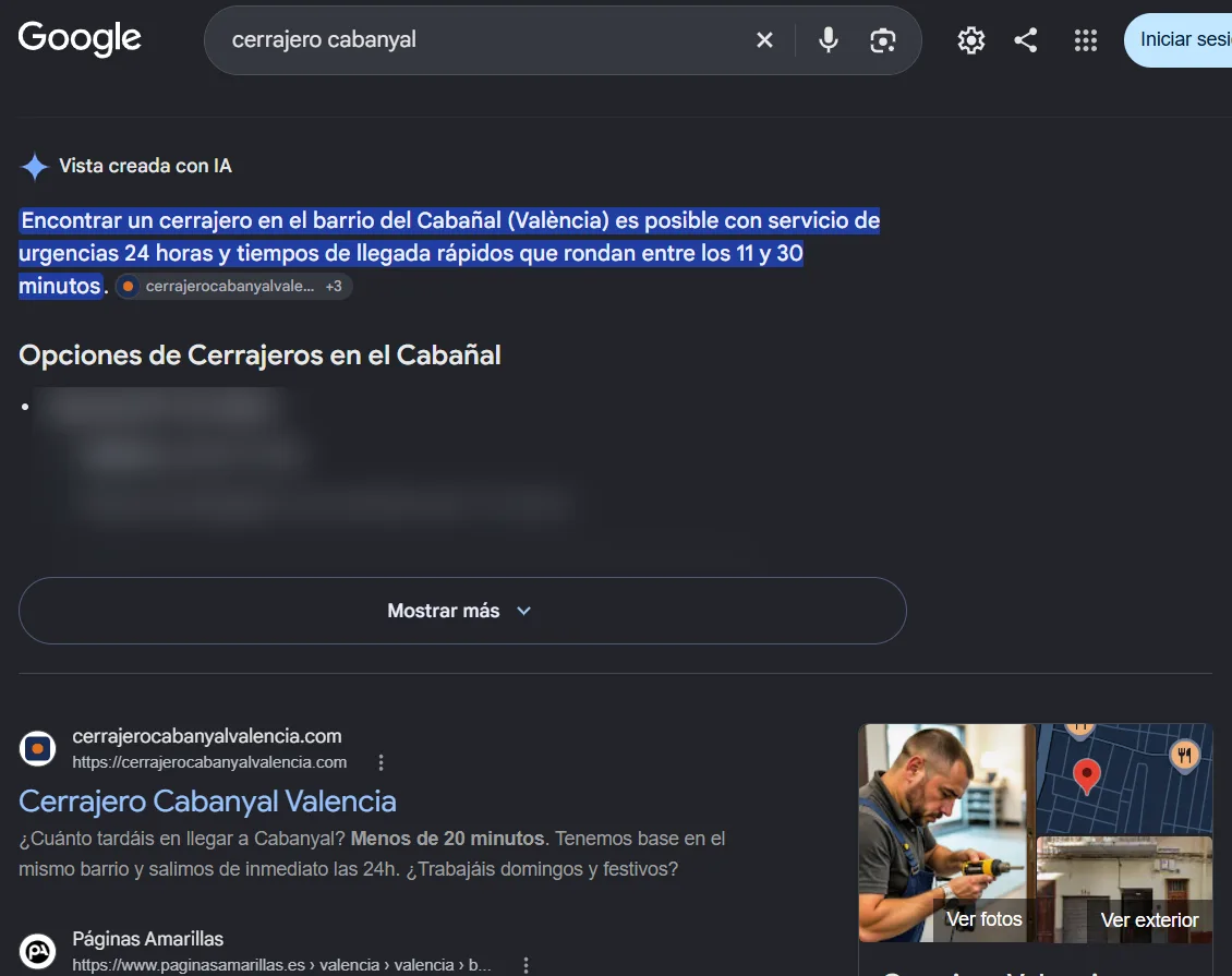 Búsqueda «cerrajero cabanyal» en Google (17/10/2026): la vista creada con IA redacta su respuesta con los datos de la web y la cita como primera fuente; debajo, es el primer resultado. Datos de otros negocios difuminados.